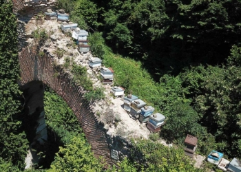 Arıcılar, tarihi su kemerini tahrip etti