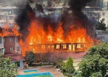 Artvin'de 3 katlı otelde yangın