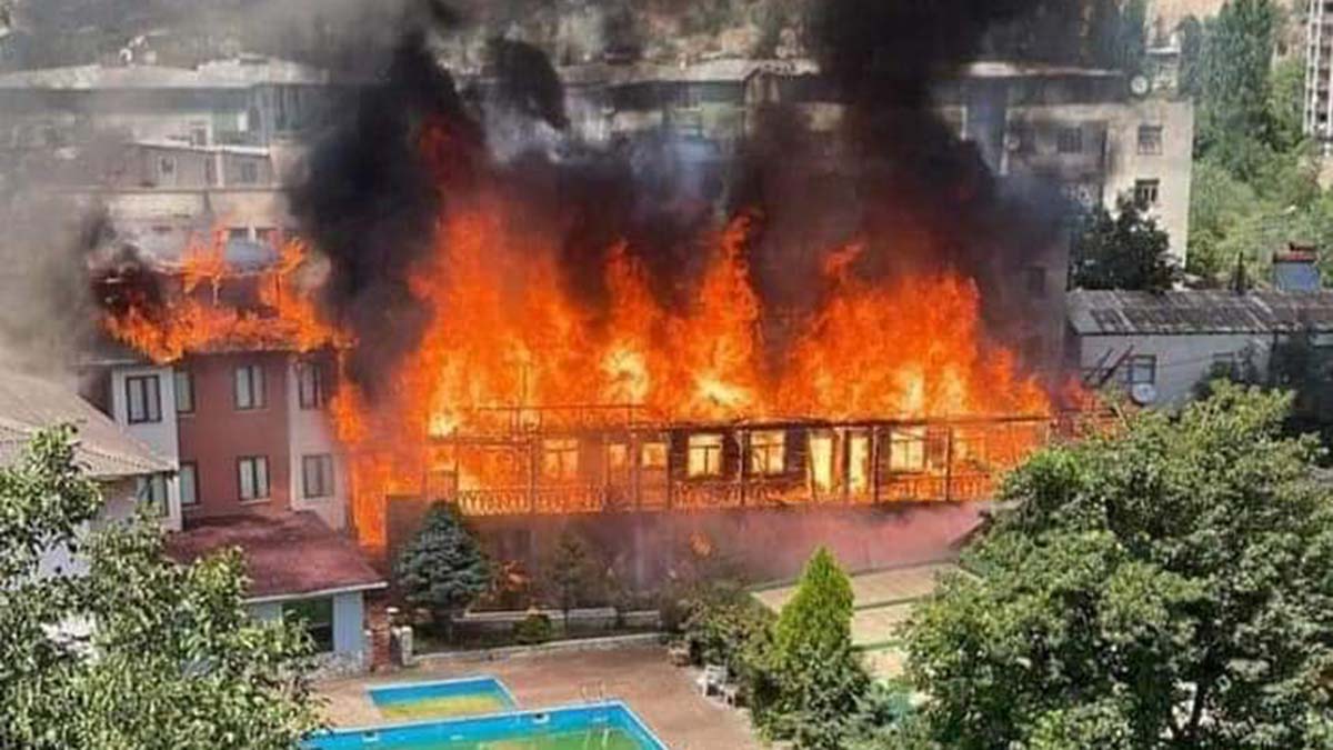 Artvin'de 3 katlı otelde yangın