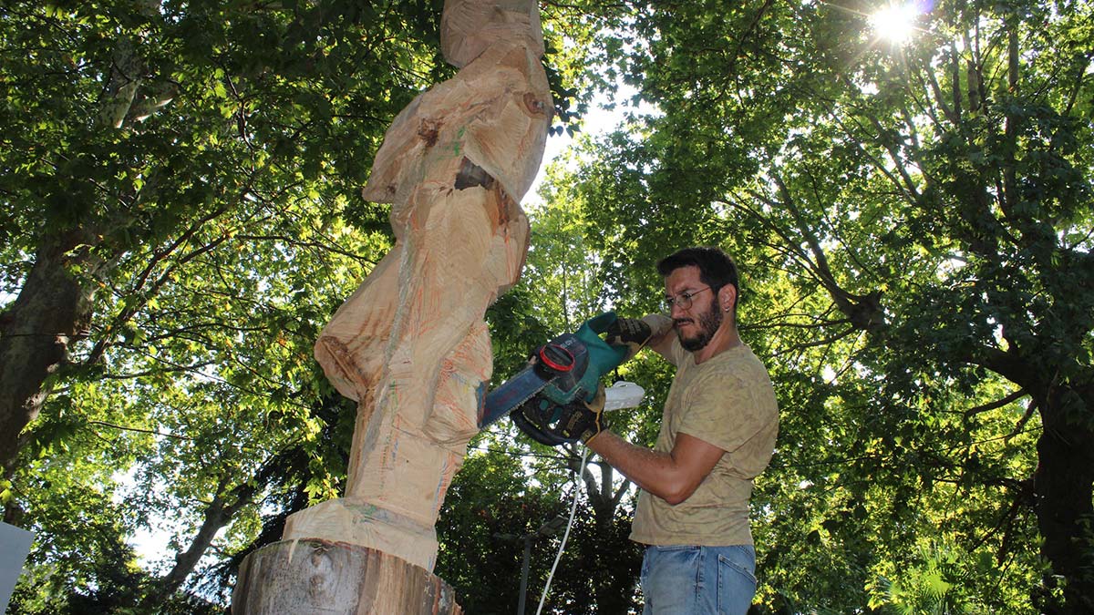 Asırlık çınarlar altında ahşap heykel yapıyorlar