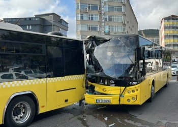 Ataşehir'de iki İETT otobüsü çarpıştı