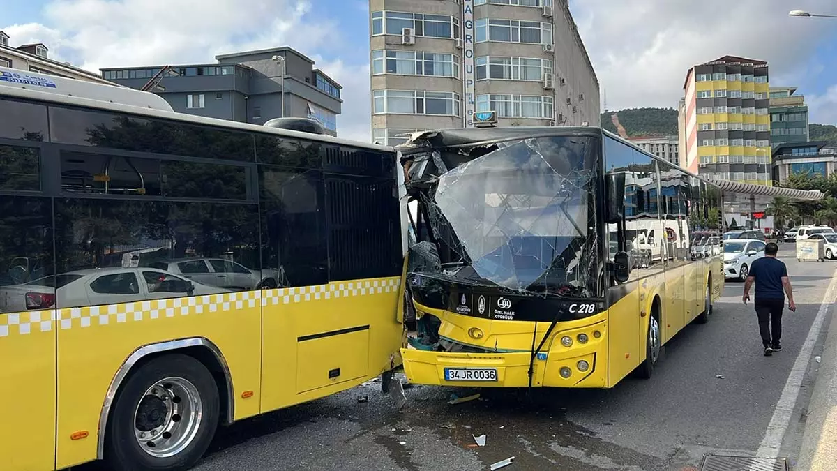 Ataşehir'de iki i̇ett otobüsü çarpıştı