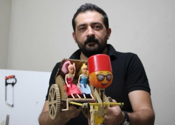 Atık malzemelerden hasta çocuklara oyuncak yapıyor