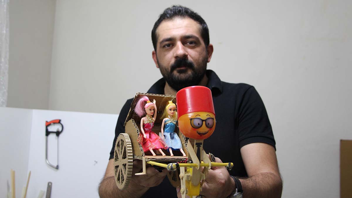 Atık malzemelerden hasta çocuklara oyuncak yapıyor