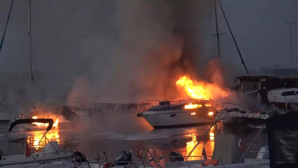 Avcılar limanında 7 teknede yangın