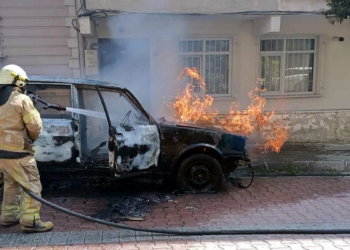 Avcılar'da kibritle oynayan çocuk otomobili yaktı