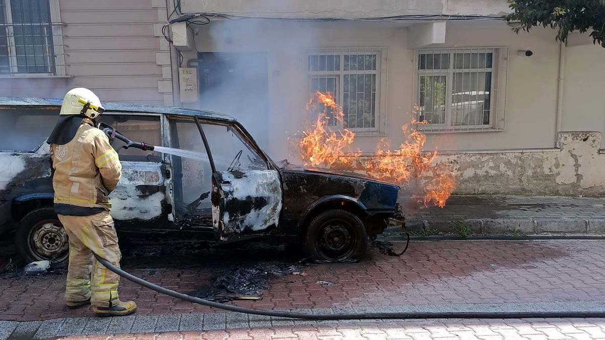 Avcılar'da kibritle oynayan çocuk otomobili yaktı