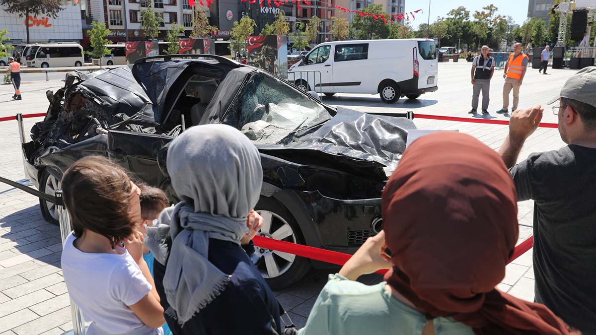 Bağcılar Meydanı'nda 15 Temmuz sergisi açıldı