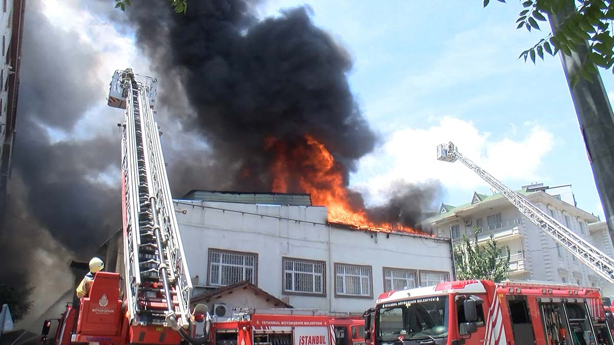 Bağcılar'da iş yeri yangını