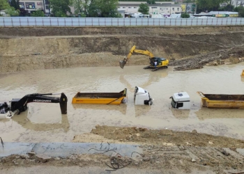 Bağcılar'da sağanak şantiyeyi göle çevirdi