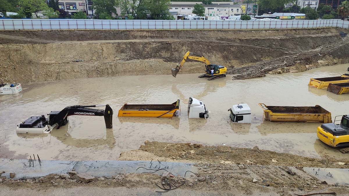 Bağcılar'da sağanak şantiyeyi göle çevirdi