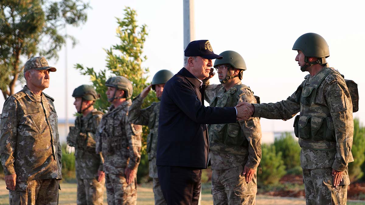 Bakan Akar, Süleyman Şah Türbesini ziyaret etti
