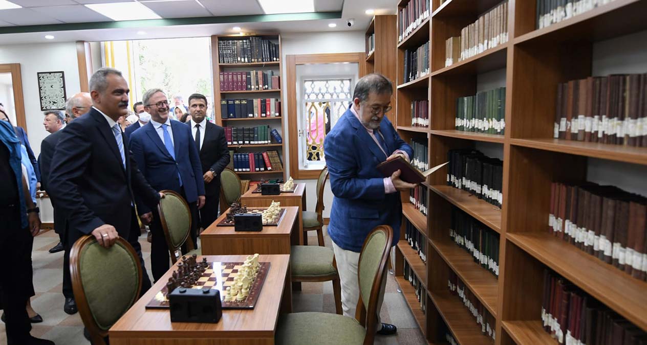 Bakan Özer, Murat Bardakçı Kütüphanesi'ni açtı