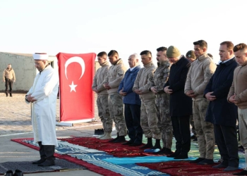 Bakan Soylu bayram namazını askerlerle kıldı