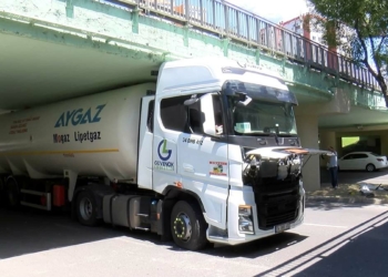 Bakırköy'de gaz yüklü tanker alt geçitte sıkıştı