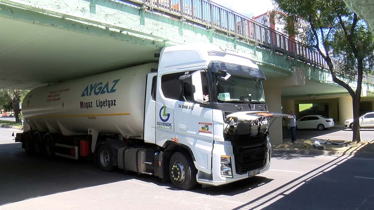 Bakırköy'de gaz yüklü tanker alt geçitte sıkıştı