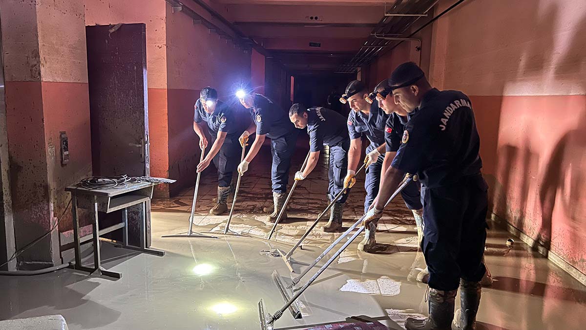 Bartın'da selde su basan okullar temizleniyor