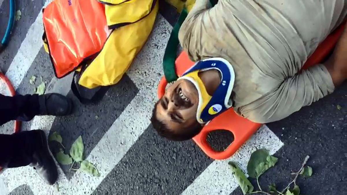 Başakşehir'de kontrolden çıkarak devrilen beton mikserinin sürücüsü, itfaiye ekiplerinin 2 saatlik çalışması ile araç içinde sıkıştığı yerden kurtarıldı.