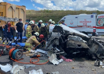 Başakşehir'de hafriyat kamyonuyla TIR çarpıştı