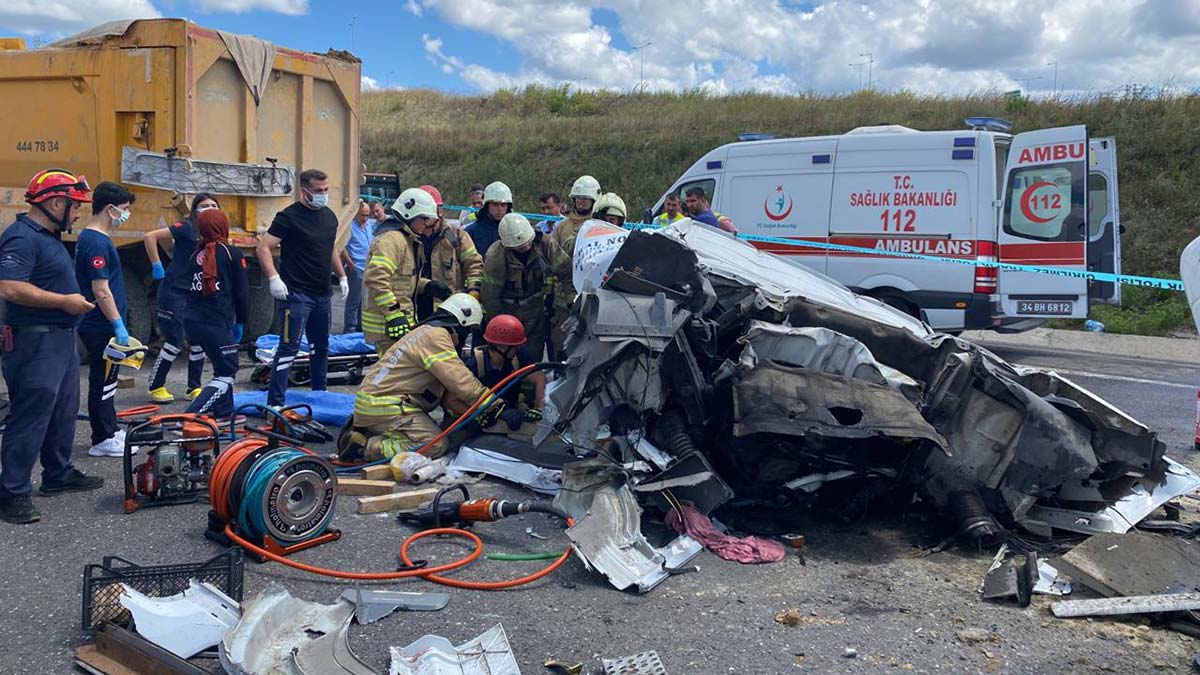 Başakşehir'de hafriyat kamyonuyla TIR çarpıştı