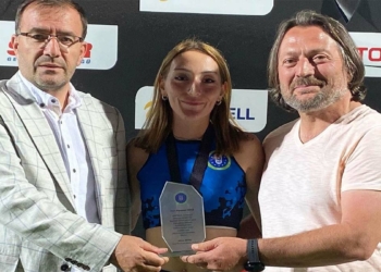 Başına halter düşen Beyzanur Yavuz'dan büyük başarı