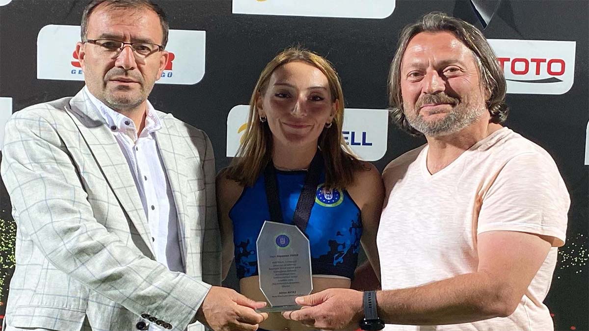 Başına halter düşen Beyzanur Yavuz'dan büyük başarı