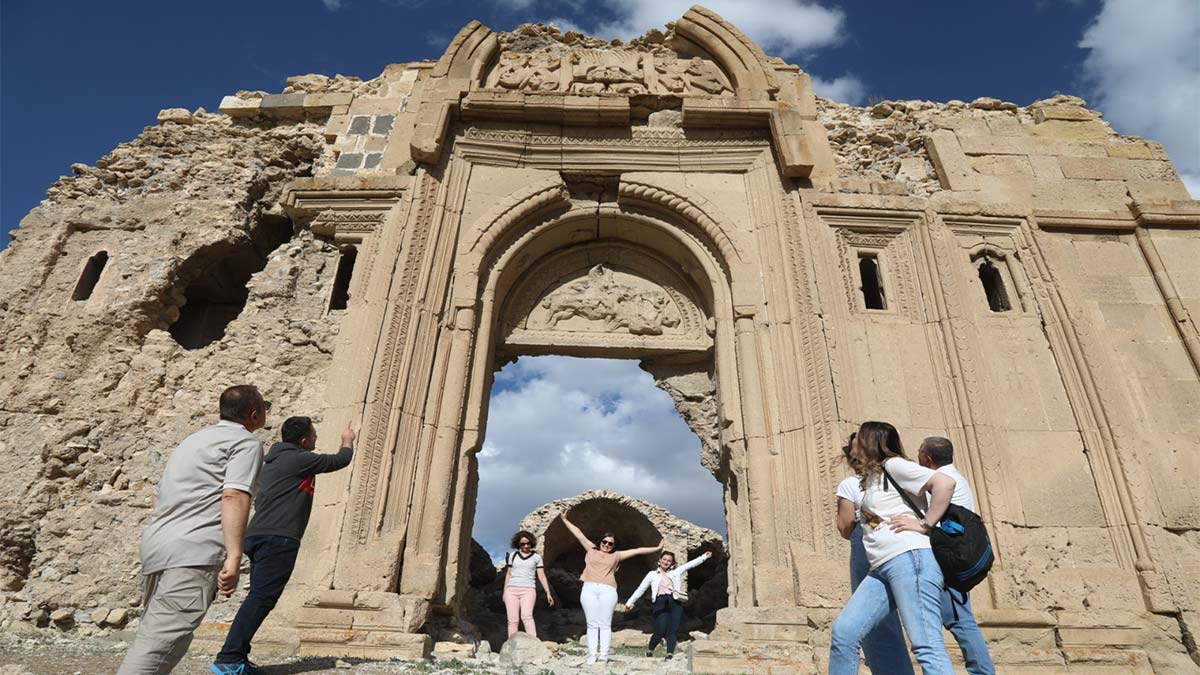 Başkale'nin tarihi yapılarına ziyaretçi akını