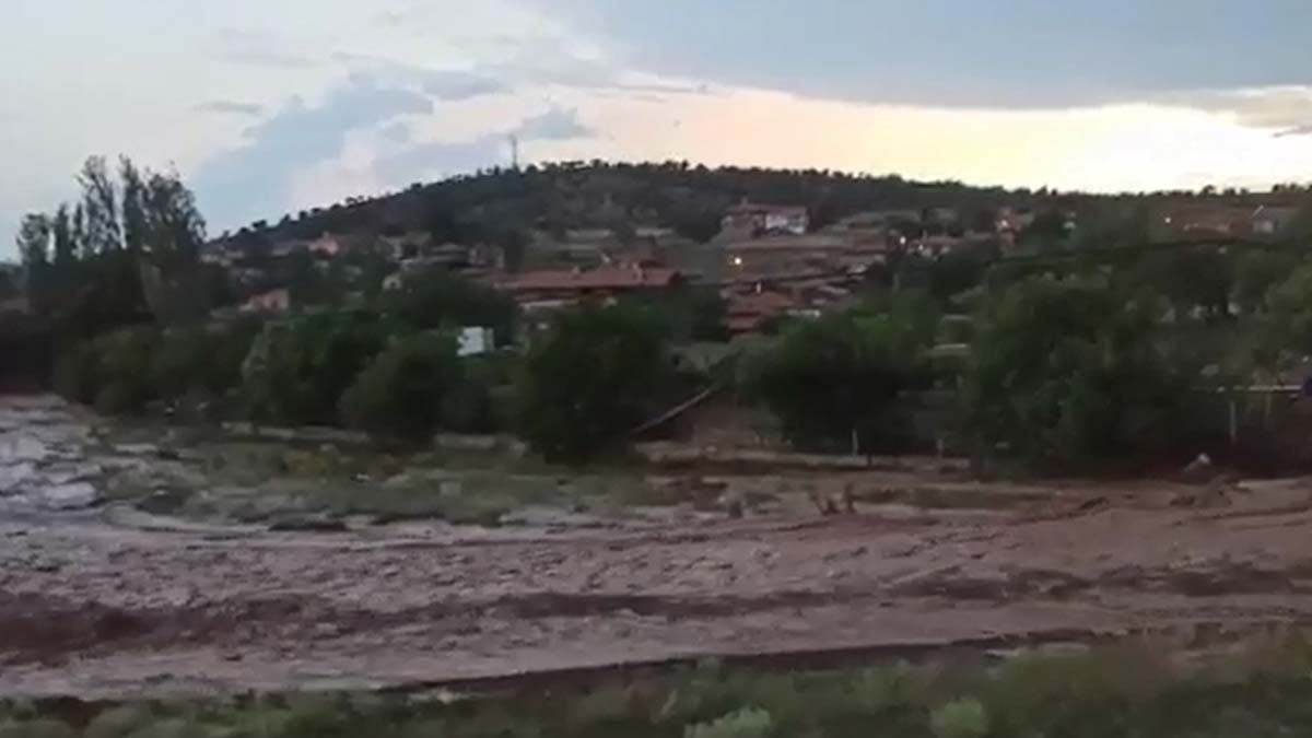 Başkent'te sağanak sele neden oldu