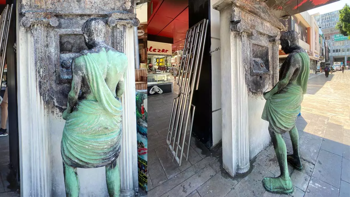 Roma figürlü heykele tekme atıp yaktı