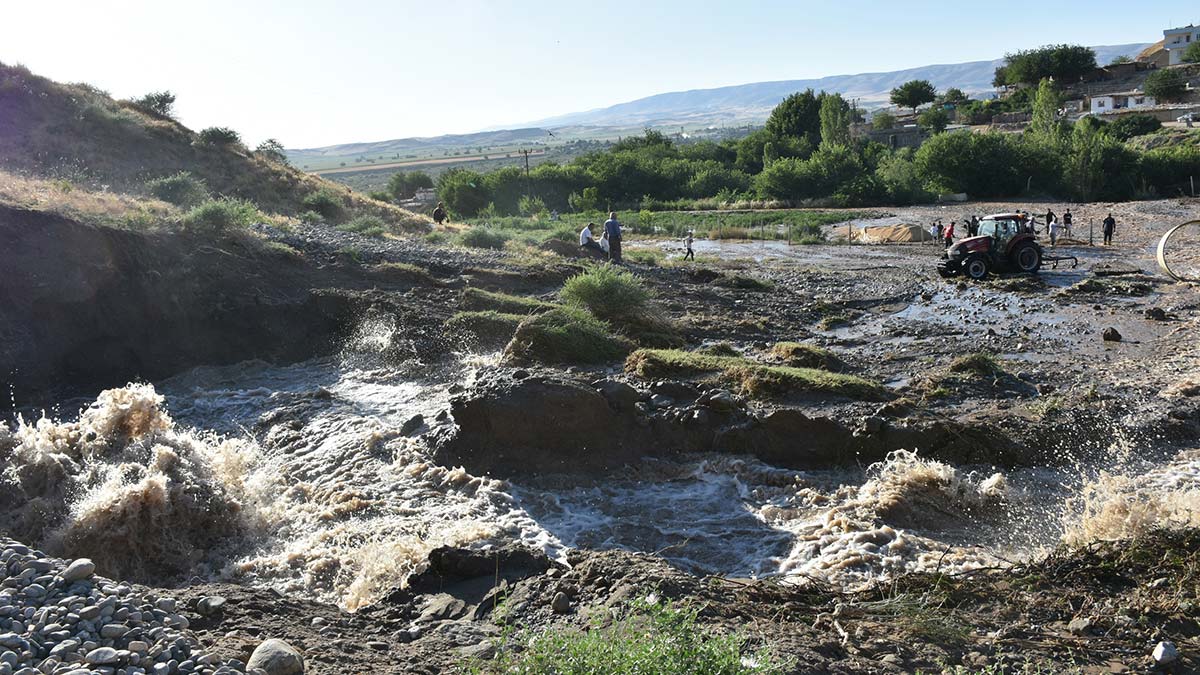 Batman'da sulama kanalının sifonu patladı