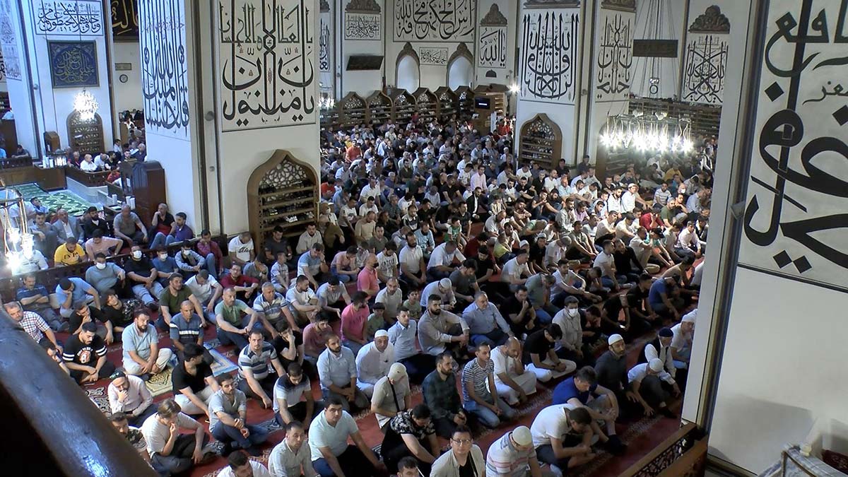 Bayram namazında Ulu Camii'ye akın edildi