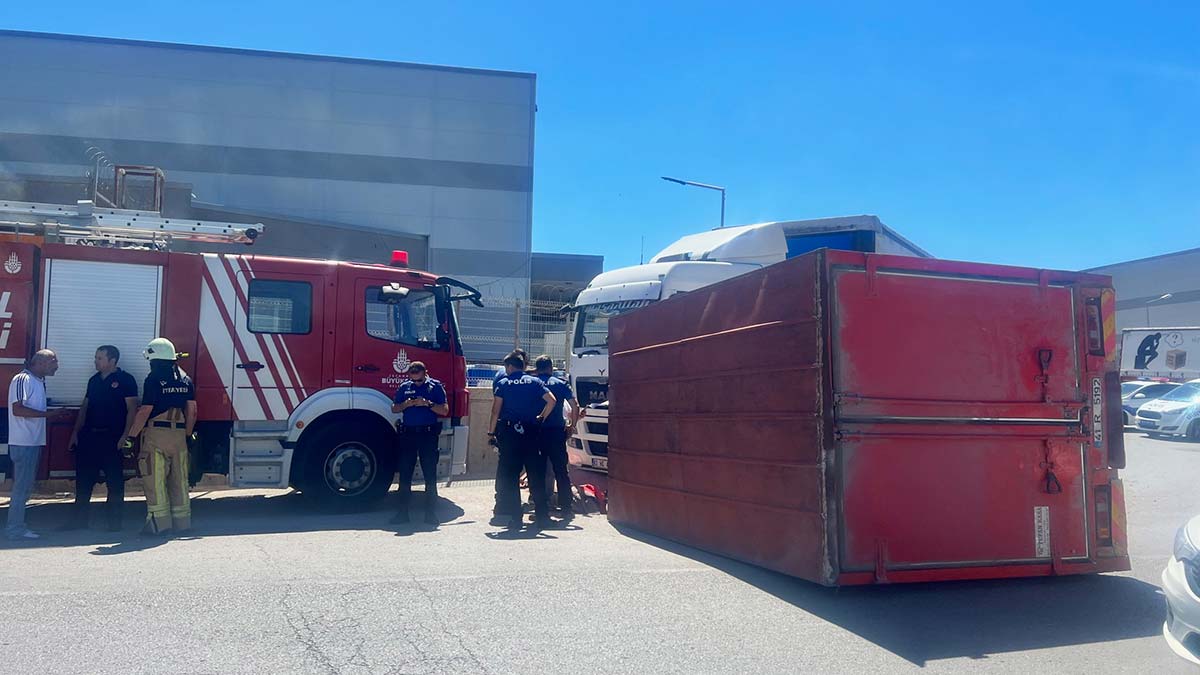 Beyaz eşya yüklü kamyonet TIR'a çarptı