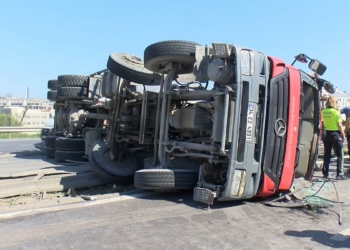 Beylikdüzü'nde beton mikseri devrildi