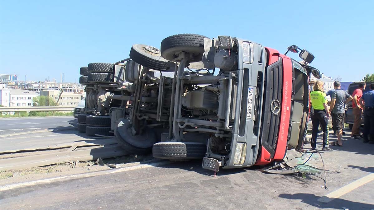 Beylikdüzü'nde beton mikseri devrildi