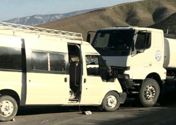 Beypazarı'nda minibüs tankerle çarpıştı: 8 yaralı