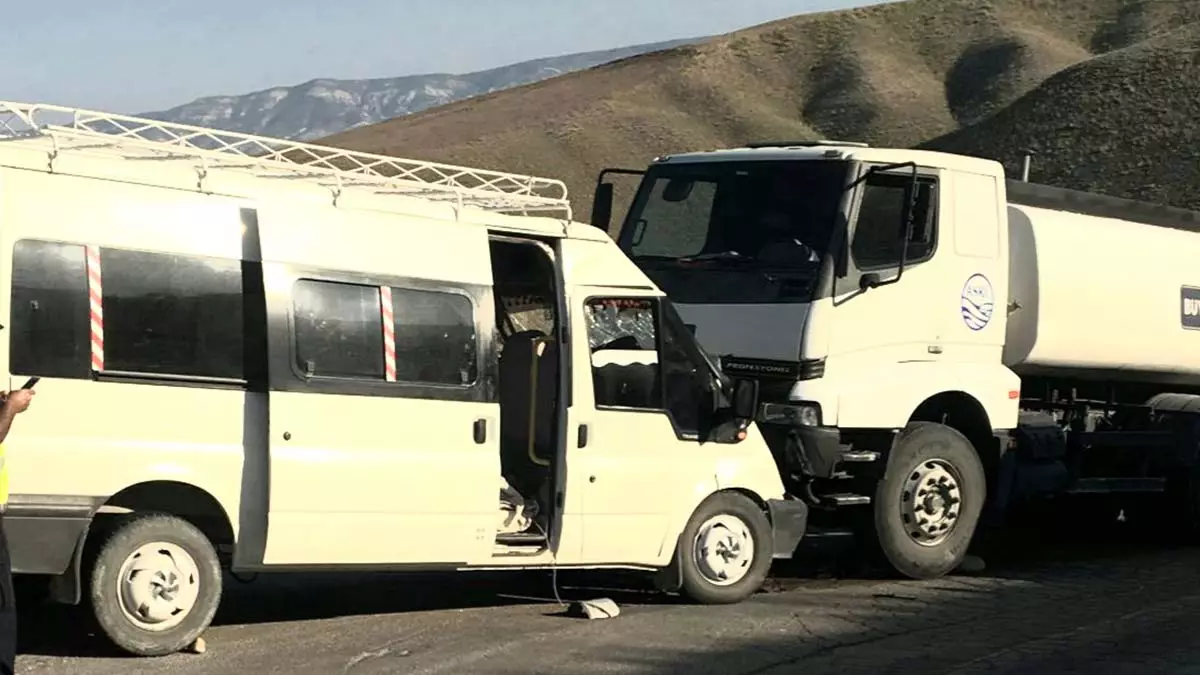 Beypazarı'nda minibüs tankerle çarpıştı: 8 yaralı