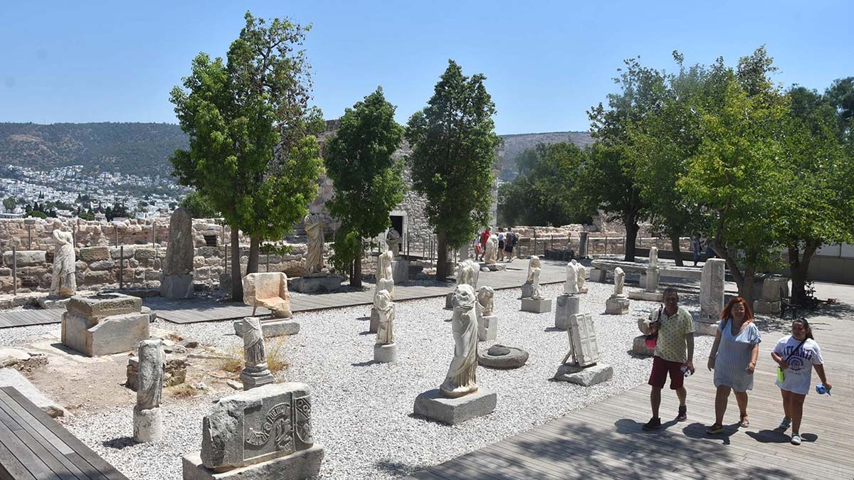Bodrum Kalesi'ne turist akını