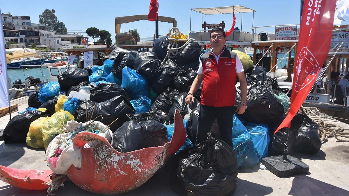 Bodrum'da deniz dibinde ve 11 koyda temizlik