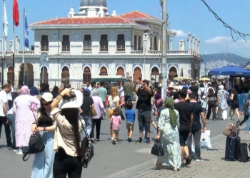 Büyükada'da tatilci yoğunluğu 