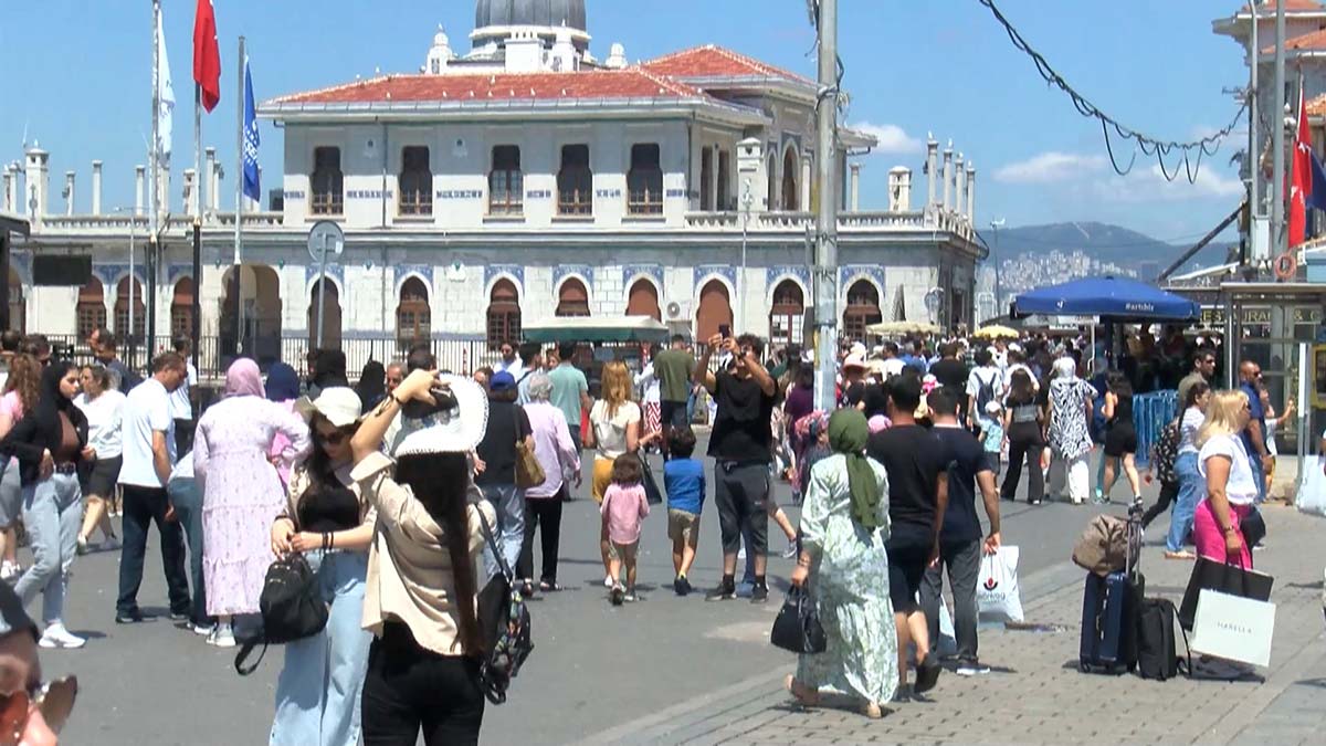 Büyükada'da tatilci yoğunluğu 