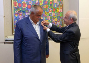 CHP'ye katılan Mehmet Avunç'a parti rozeti