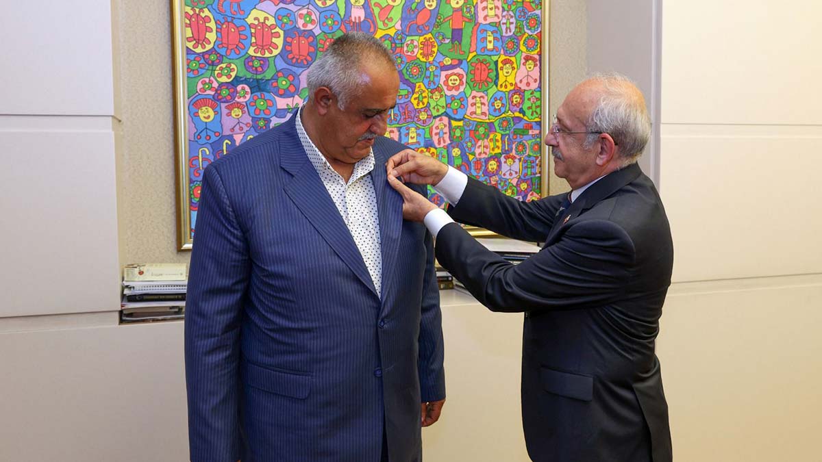 CHP'ye katılan Mehmet Avunç'a parti rozeti