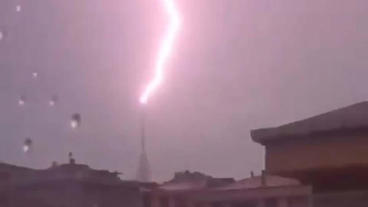 Çamlıca Kulesi'ne yıldırım düştü