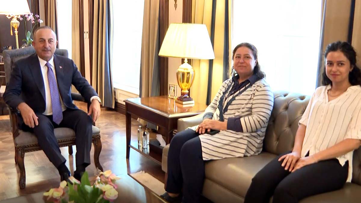 Çavuşoğlu, Şehit Nihat Akbaş'ın ailesini kabul etti