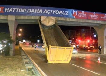 Çekmeköy'de damperi açılan TIR üst geçide çarptı