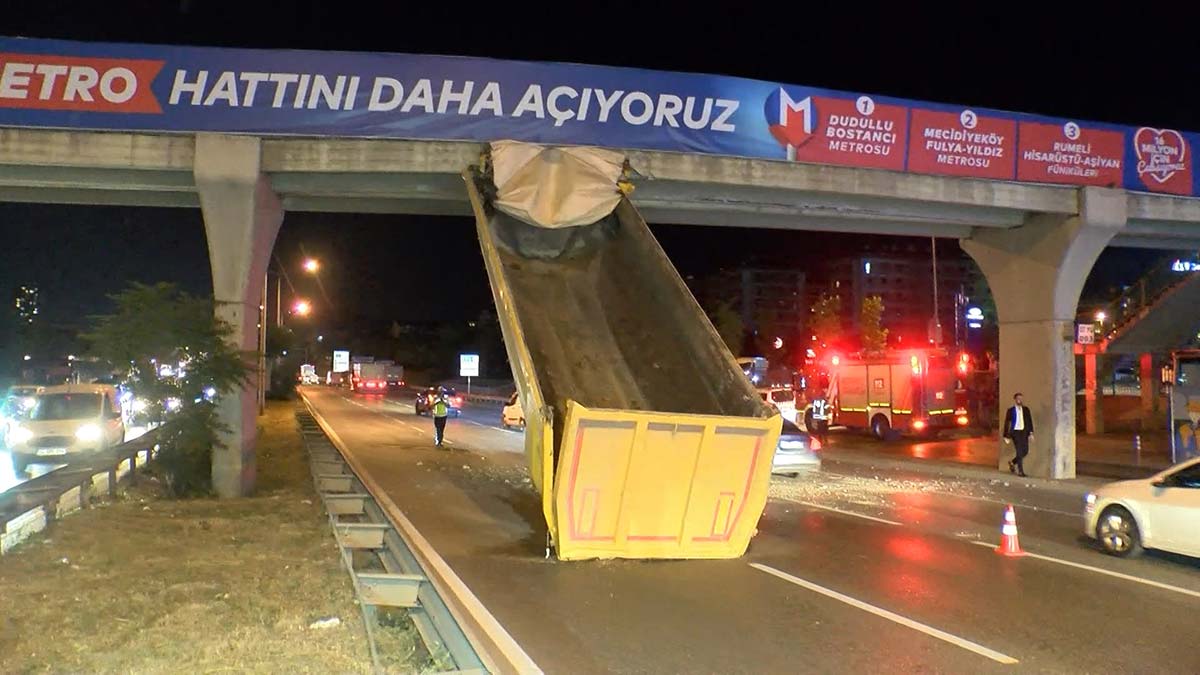 Çekmeköy'de damperi açılan TIR üst geçide çarptı