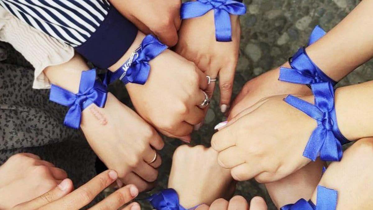 'Çocuklar için Mavi Kurdele Tak'