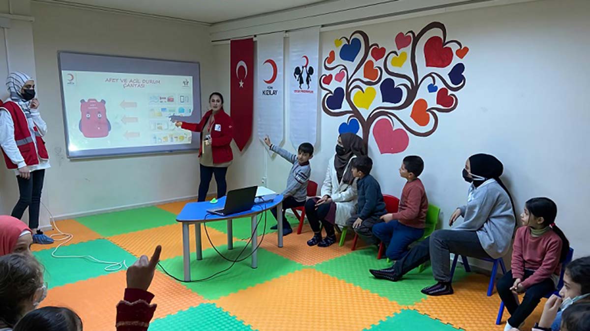 Çocuklara 'Afetlere Hazırlık Eğitimleri'