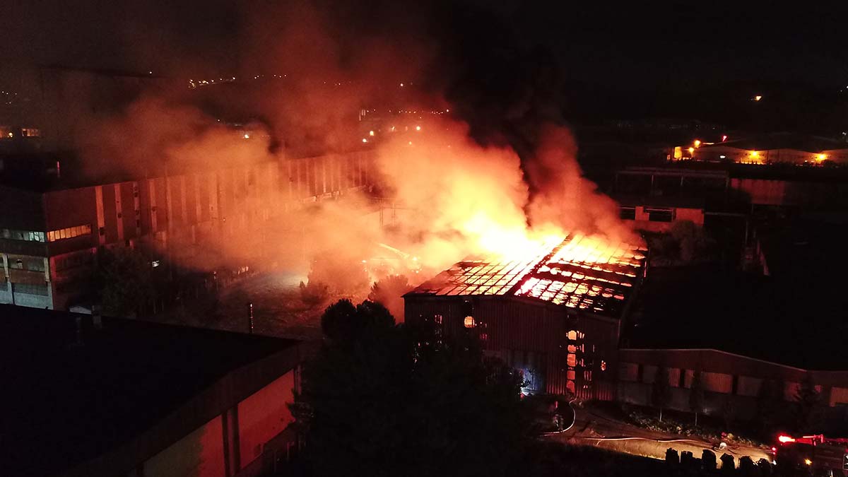 Demir döküm fabrikasında patlama sonrası yangın