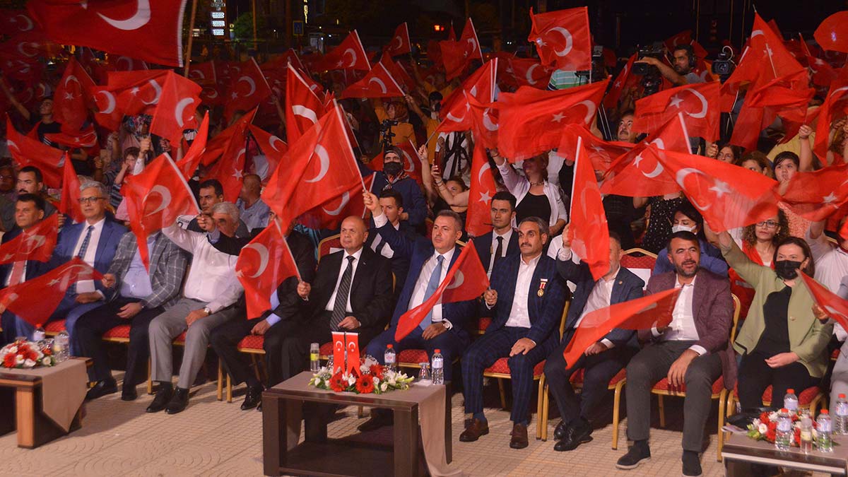 Demokrasi şehitleri anıldı, darbe girişimi lanetlendi